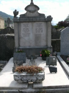 plaques et fleurs au dessus de cimetière