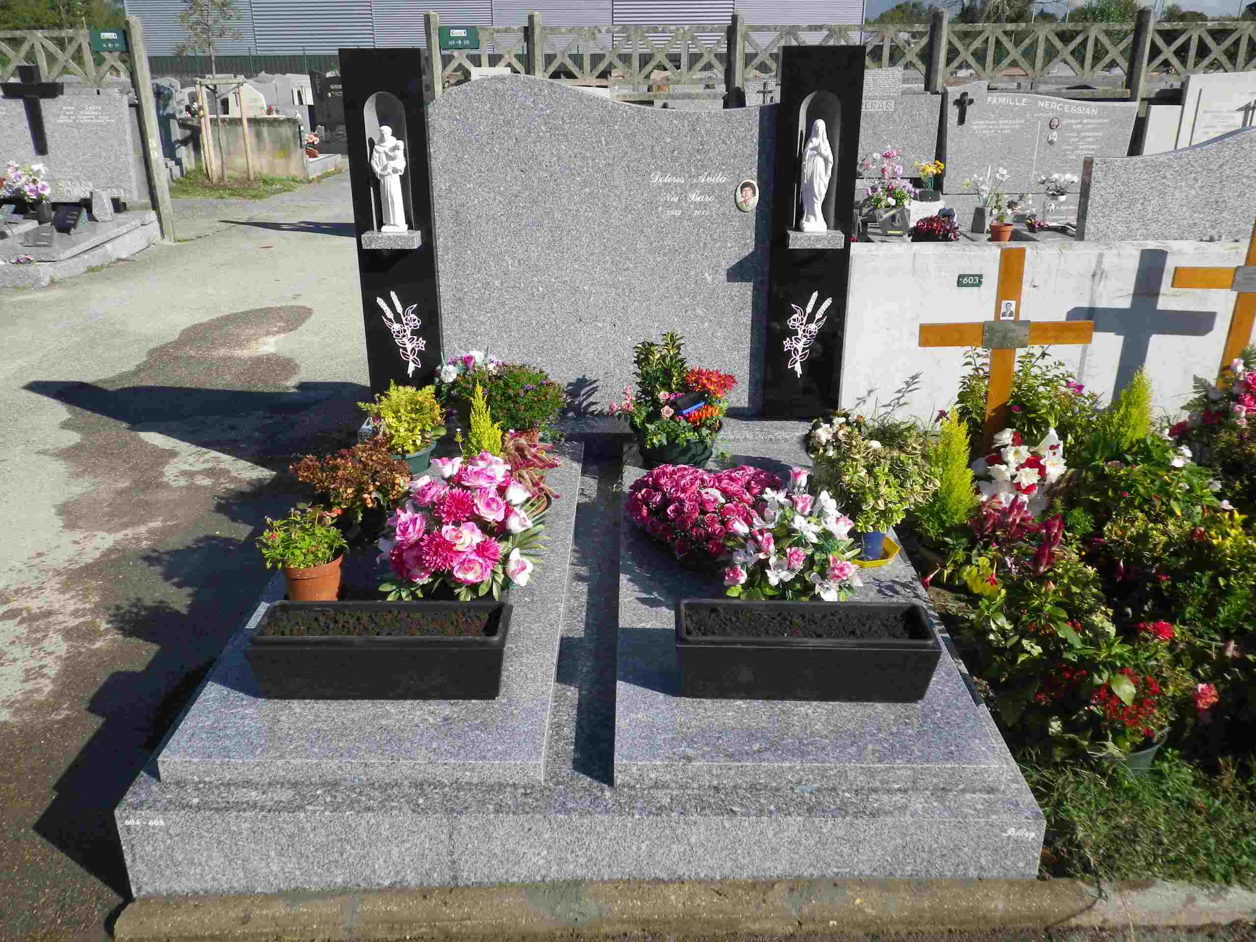 cimetière avec des fleurs