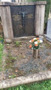 cimetiere ancienne avec des fleurs