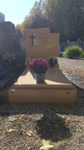 fleurs dans un vase dans un cimetière