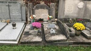 cimetière ancien et fleurs