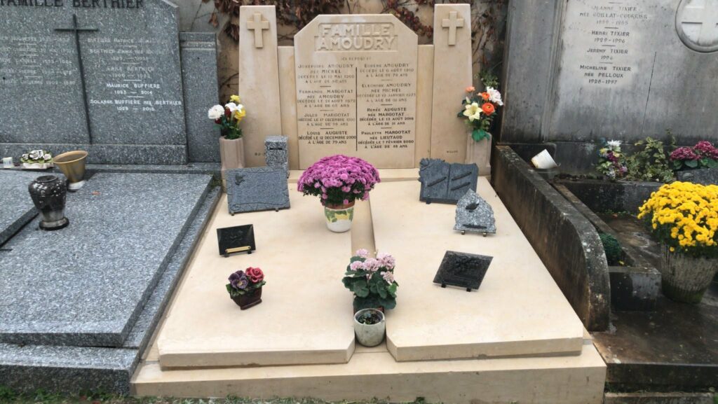 fleurs et plaques sur cimetière