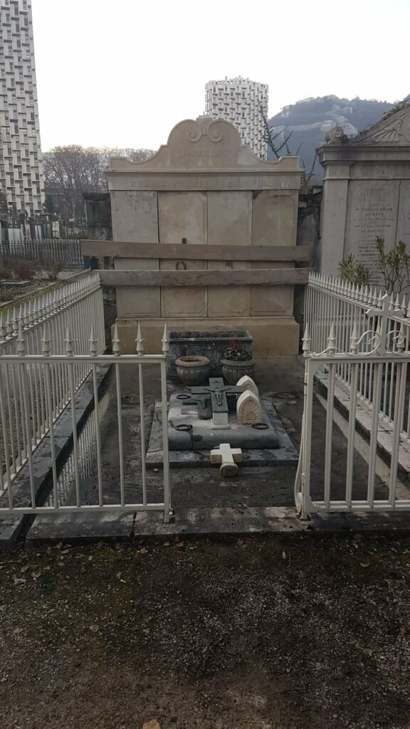 cimetière avec grille de protection