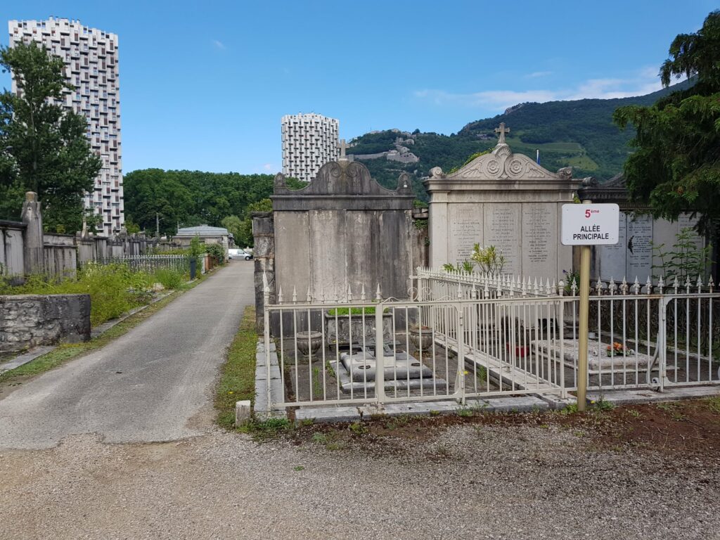 cimetiere avec grille de protection