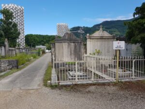 cimetiere avec grille de protection