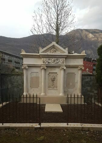 cimetiere blanc avec grille