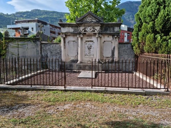 cimetiere avec grilles de protection