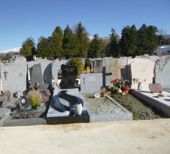 plusieurs cimetières