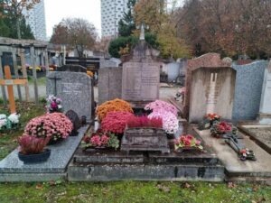 fleurs et placques au dessus des cimetières