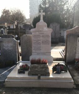 fleurs et plaques au dessus de cimetière