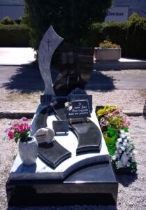 plaques au dessus de cimetière