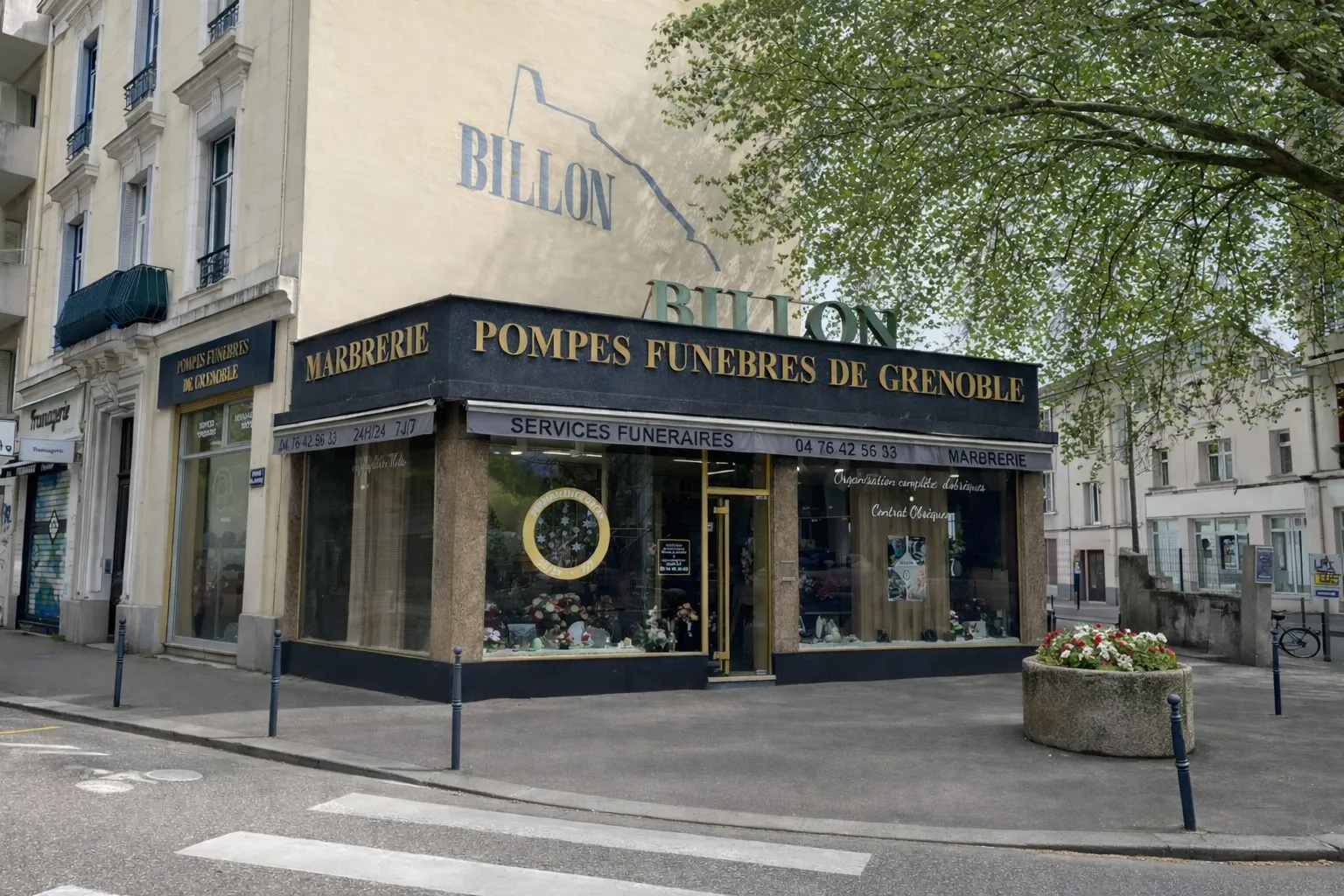 Devanture de l'agence des Pompes Funèbres de Grenoble Billon avec vitrines d'exposition