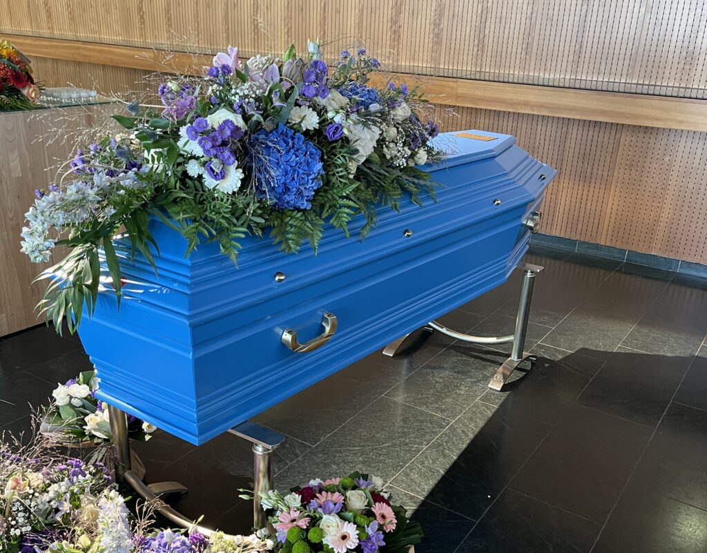 cercueil bleu durant une cérémonie