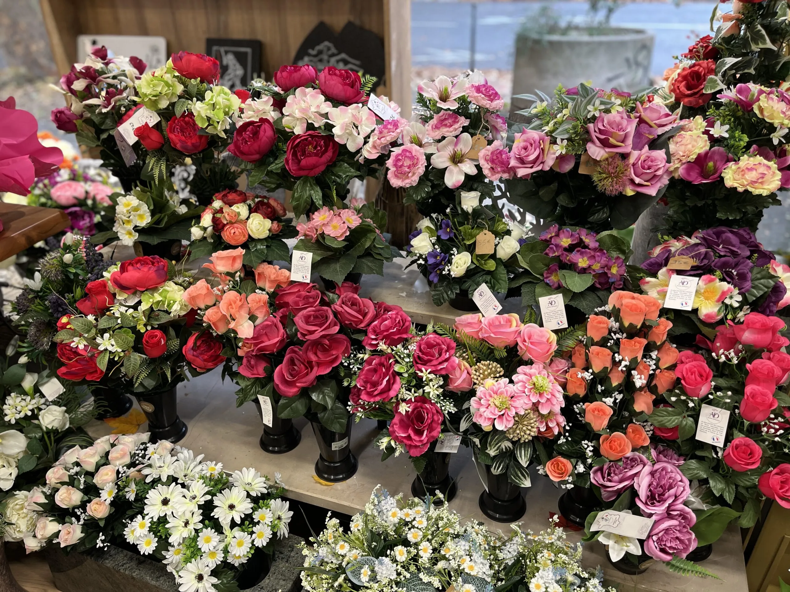 Grand choix de compositions et de bouquets de fleurs artificielles pour le fleurissement des tombes