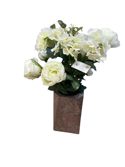 Vase en granit marron garni de fleurs artificielles blanches