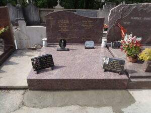 fleurs et plaques sur cimetiere