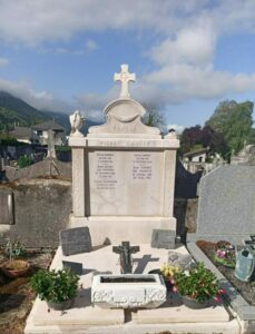 plaques et fleurs au dessus de cimetière