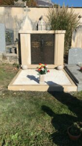 fleurs dans un vase dans un cimetière