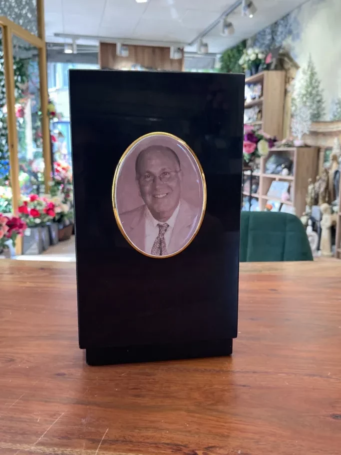 Urne funéraire noire personnalisée avec un portrait médaillon en céramique