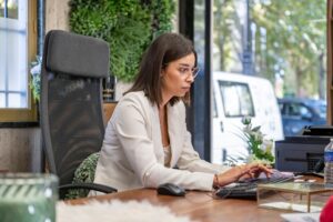 une femme sur l ordinateur